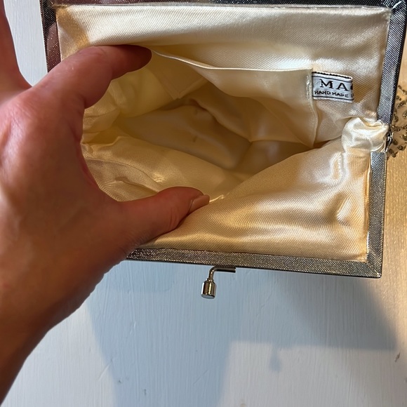 ๐HP๐Vintage Magid cream & silver beaded clutch w/chain - Picture 4 of 6